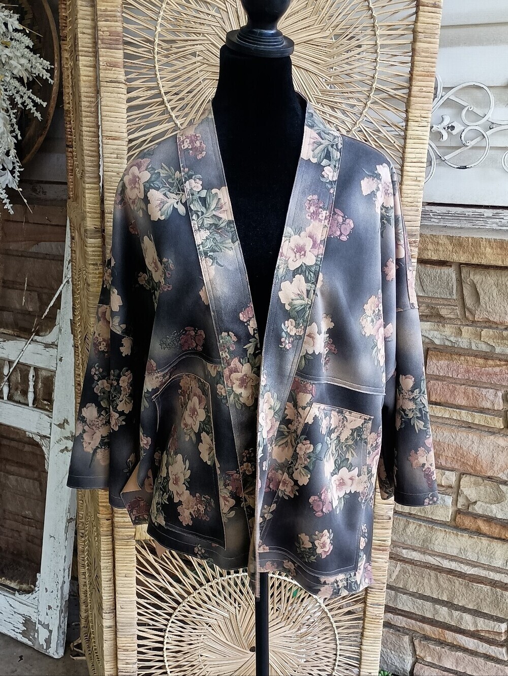 Solitaire Anthropologie Floral Satin Kimono Jacket in Black and Blush_M